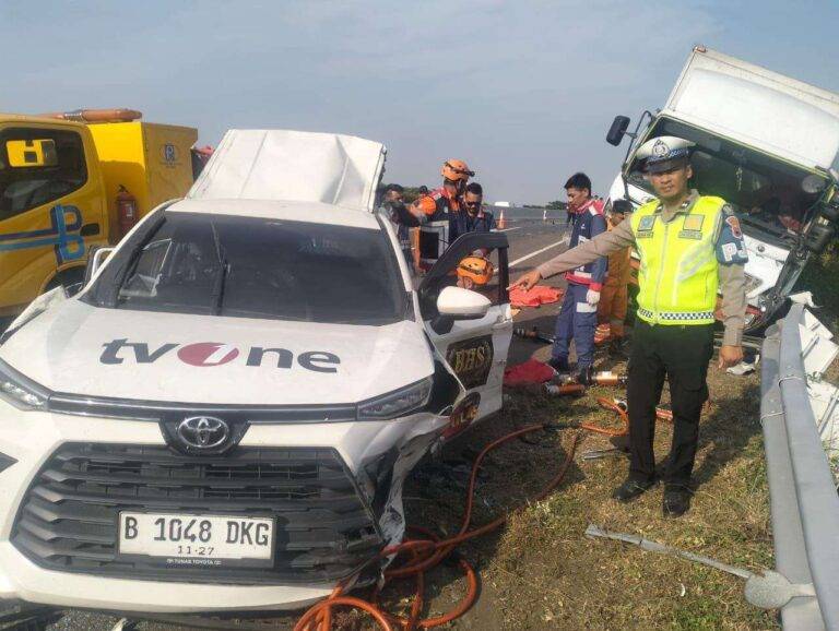 Mobil kru TV One mengalami kecelakaan maut di Tol Pemalang KM 315 A, Kamis (31/10/2024) pagi.