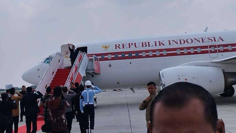 Presiden Prabowo Subianto melambaikan tangan sebelum take off dari Lanud Halim Perdanakusuma, Jumat (8/11/2024)