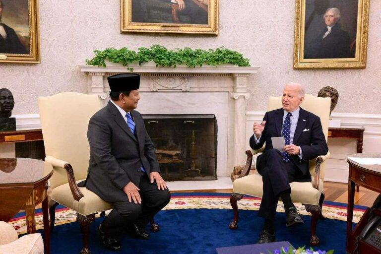 Presiden Prabowo Subianto (kiri) bertemu dengan Presiden AS Joe Biden di White House, Washington DC, Selasa (12/11/2024)