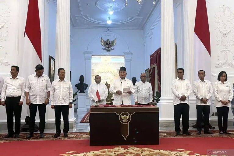 Presiden Prabowo Subianto (tengah) didampingi sejumlah menteri/wakil menteri Kabinet Merah-Putih