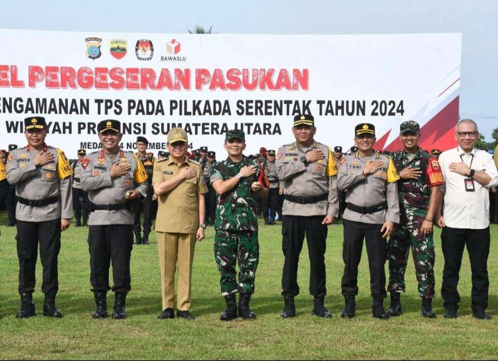 Pangdam I/BB, Letjen TNI Mochammad Hasan bersama Pj Gubsu, Dr Drs Agus Fatoni, MSi, menghadiri apel pergeseran pasukan dalam rangka Pengamanan Tempat Pemungutan Suara (TPS) Pilkada Serentak Tahun 2024 Provinsi Sumatera Utara bertempat di Lapangan Sepak Bola Ditsamapta Polda Sumut