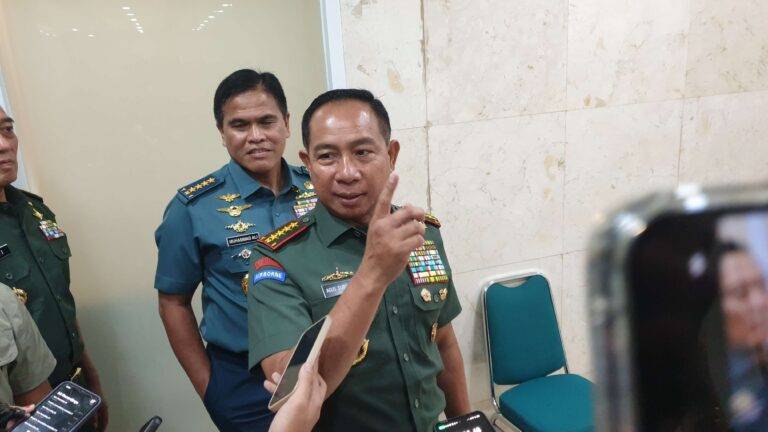 Panglima TNI Jenderal TNI Agus Subiyanto saat ditemui di Gedung DPR RI, Senayan, Jakarta, Senin (25/11/2024)