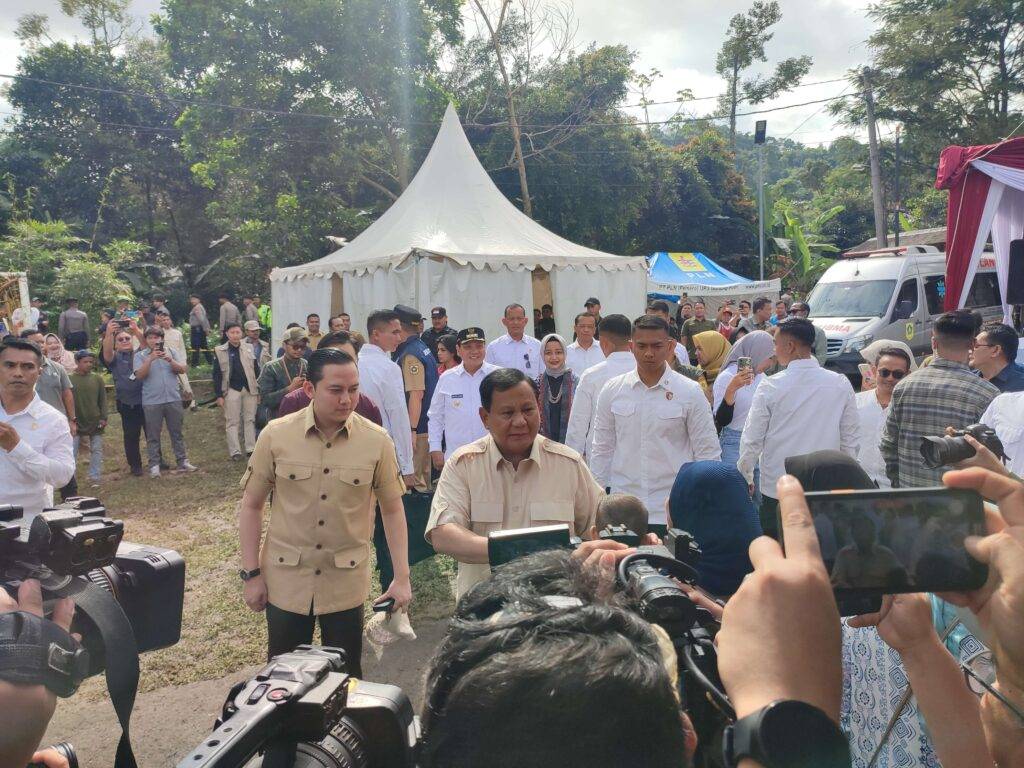 Presiden Prabowo Subianto menyapa masyarakat yang hadir usai menggunakan hak suaranya di di TPS 08 Desa Bojong Koneng, Kecamatan Babakan Madang, Kabupaten Bogor, Rabu (27/11/2024)