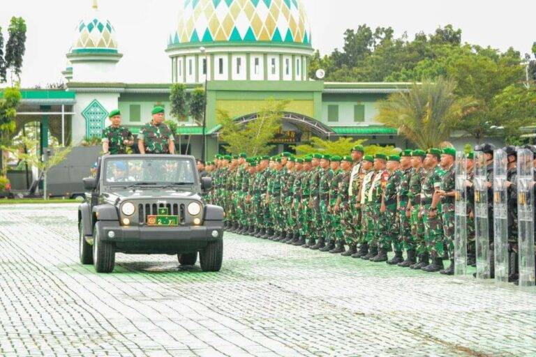 Kasdam Tanjungpura, Brigjen TNI Jannie Aldrin Siahaan memimpin Apel Gelar Pasukan Pergeseran Pengamanan Pemungutan Suara Pilkada Serentak Tahun 2024 di Wilayah Kodam XII/Tanjungpura