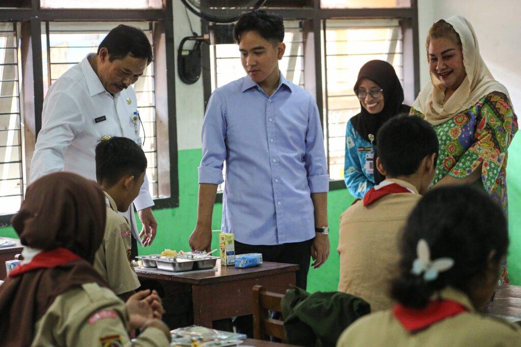 Wakil Presiden Gibran Rakabuming Raka (tengah) didampingi Pj Gubernur Jawa Tengah Nana Sudjana (kiri), dan Wali Kota Semarang Hevearita Gunaryanti Rahayu (kanan) meninjau pelaksanaan uji coba Program Makan Bergizi Gratis di SMK Negeri 7 Semarang, Jawa Tengah