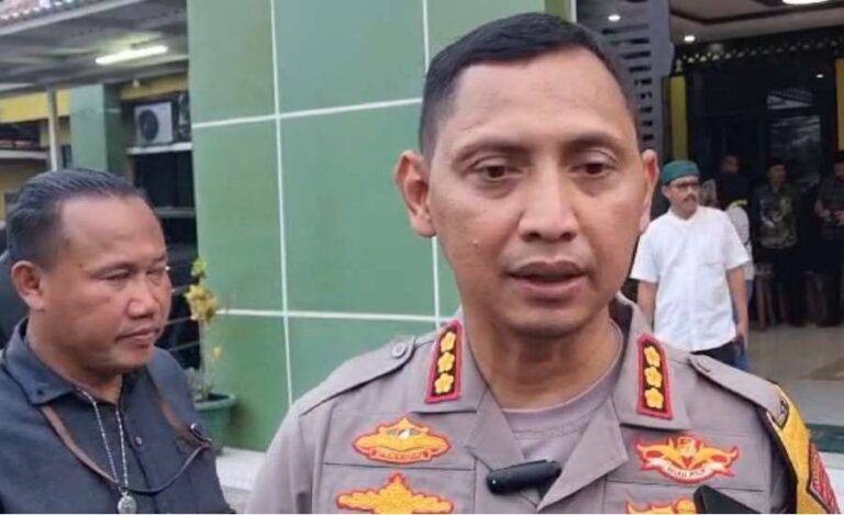 Kapolres Metro Tangerang Kota, Kombes Pol Zein Dwi Mugroho menjawab pertanyaan awak media soal update kerusuhan warga Salembaran Jaya, Kecamatan Teluknaga, Kabupaten Tangerang karena tersukut truk tambang melindas bocah 9 tahun,