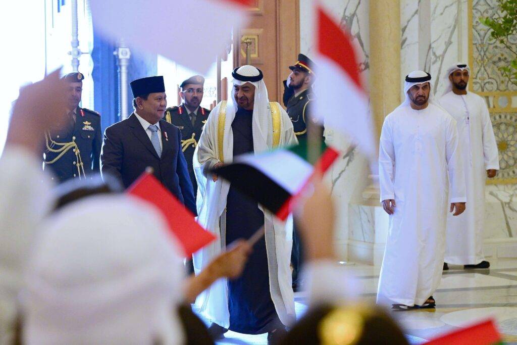 residen Prabowo Subianto disambut Presiden Persatuan Emirat Arab (PEA) Mohamed bin Zayed Al Nahyan (MBZ) di Qasr Al Watn, Abu Dhabi, Sabtu (23/11/2024)