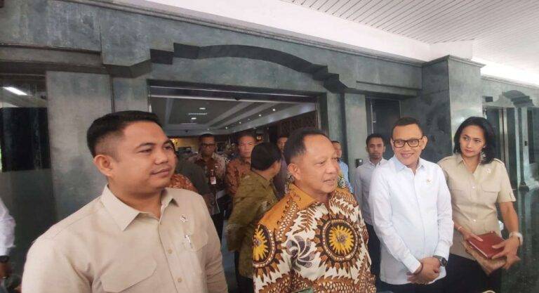 Menteri dalam Negeri, Tito Karnavian (baju batik) bersama Menteri dan Wamen P2MI, Abdul Kadir Karding (Baju Putih) datangi kantor Kementrian Dalam Negeri.