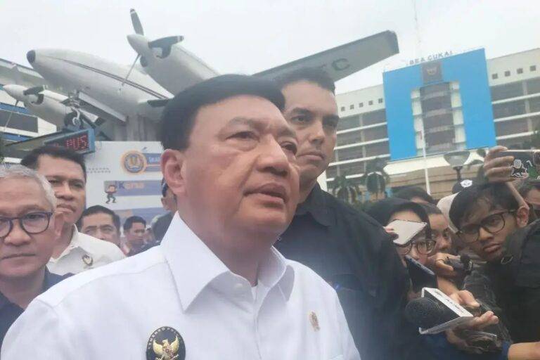 Menko Polkam Budi Gunawan di kantor Direktorat Jenderal Bea dan Cukai, Rawamangun, Jakarta Timur, Kamis (14/11/2024)