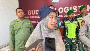 Zakiya saat memantau kondisi logistik pilkada di gudang KPU Tuban.