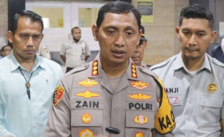 Kapolres Metro Tangerang Kota, Kombes Pol Zain Dwi Nugroho menjawab pertanyaan awak media soal penetapan tersangka sopir truk kontainer ugal-ugalan hingga menabrak 16 kendaraan dan tujuh jiwa luka-luka, Minggu (3/11/2024).