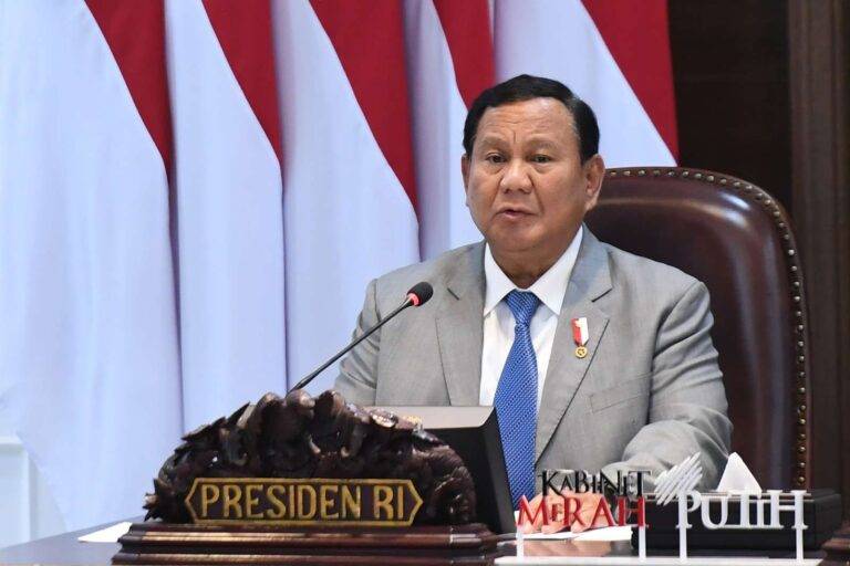 Presiden Prabowo Subianto memimpin Sidang Kabinet Paripurna di Kantor Presiden, Jakarta, Rabu (6/11/2024). Sidang kabinet tersebut berkenaan dengan rencana Presiden Prabowo untuk melakukan kunjungan kenegaraan dan kunjungan kerja ke sejumlah negara diantaranya yaitu menghadiri KTT APEC di Peru dan G20 di Brasil