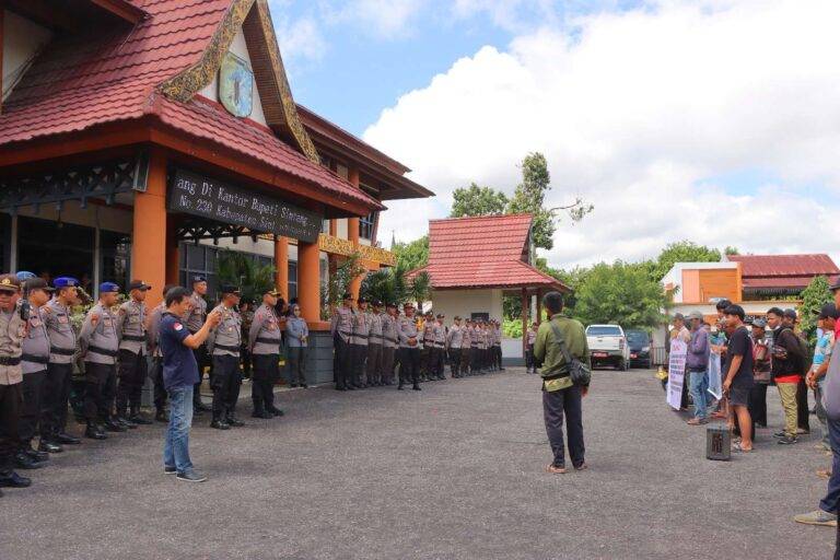 Puluhan Personel Polres Sintang Amankan Aksi Damai Warga di Kantor Bupati Sintang