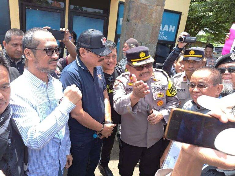 Mantan Ketua KPK Abraham Samad mendampingi mantan Sekretaris Kementerian BUMN, Said Didu memenuhi panggilan penyidik Polresta Tangerang, Selasa (19/11/2024)