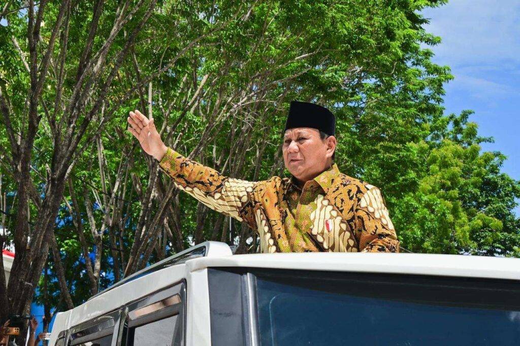 Presiden Prabowo Subianto ketika menyapa masyarakat di Kupang, Rabu (4/12/2024)