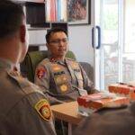 Kapolres Lumajang Takziah ke Rumah Duka Ibunda Ketua Bawaslu, Sampaikan Belasungkawa Mendalam
