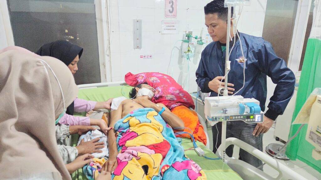 Kapolsek Bontocani polres Bone IPTU Kamaluddin menjenguk korban penganiayaan di RSUD Tenriawaru Kab. Bone Sulsel