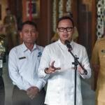 Wakil Menteri Dalam Negeri Bima Arya (kedua kanan) didampingi Sekjen Kemendagri Tomsi Tohir (kanan), Kepala Badan Informasi Geospasial (BIG) Muh Aris Marfai (kedua kiri) dan Sekretaris Jenderal (Sekjen) Kemenhan Letnan Jenderal TNI Tri Budi Utomo (kiri) me
