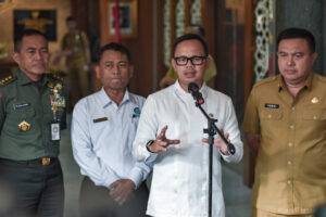 Wakil Menteri Dalam Negeri Bima Arya (kedua kanan) didampingi Sekjen Kemendagri Tomsi Tohir (kanan), Kepala Badan Informasi Geospasial (BIG) Muh Aris Marfai (kedua kiri) dan Sekretaris Jenderal (Sekjen) Kemenhan Letnan Jenderal TNI Tri Budi Utomo (kiri) me