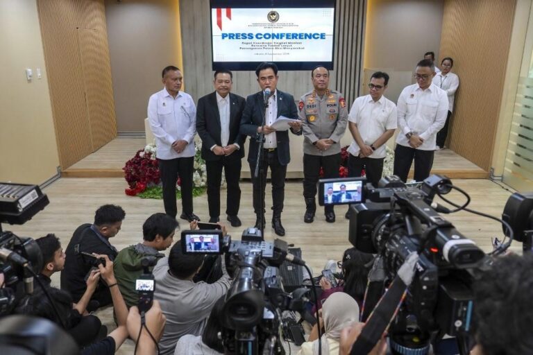 G0U1eFtXoAAuyg3_736132