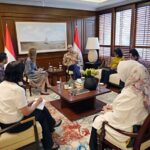 pertemuan-kemlu-ri-diwakili-wamenlu-armanatha-nasir-dengan-kepala-perwakilan-pbb-di-indonesia-gita-sabharwal-dok-kemlu-ri-1740674621582_(1)