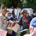 polisi-membagikan-air-mineral-da_421242
