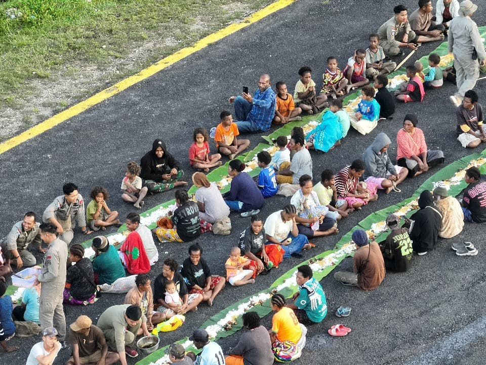satgas-ops-damai-cartenz-gelar-makan-bersama-warga-di-kiwirok-hadirkan-senyum-dan-kebahagiaan_561156