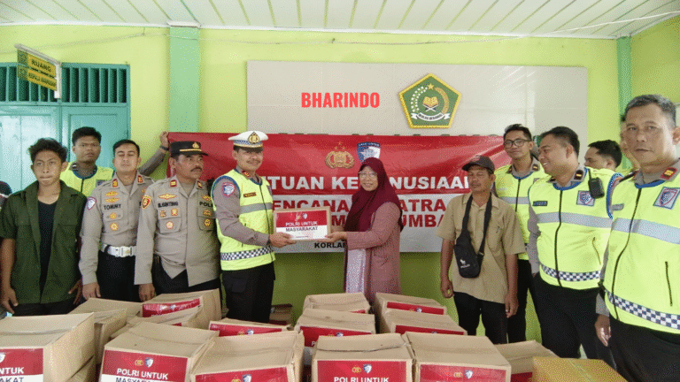 Empat-Hari-Menempuh-Perjalanan-Korlantas-Polri-Tiba-di-Langkat-Salurkan-Bantuan-untuk-Korban-Banjir_397422