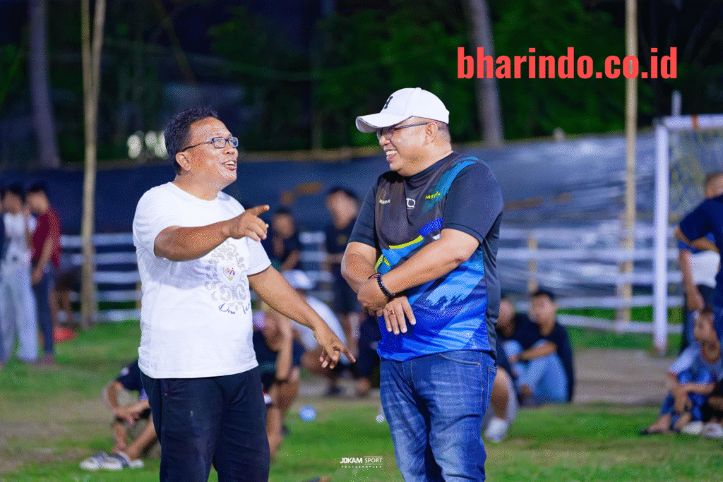 Burhanudin (kaus putih) Haidar (kaus biru)