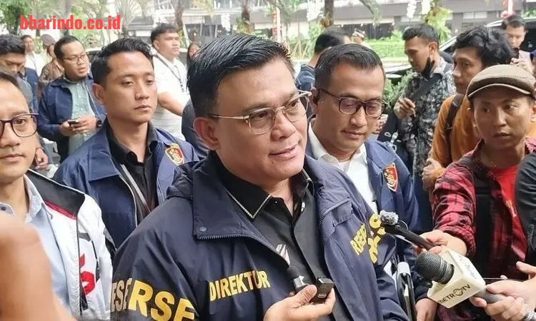 medium_kombes_ade_safrie_1_8987b_78306