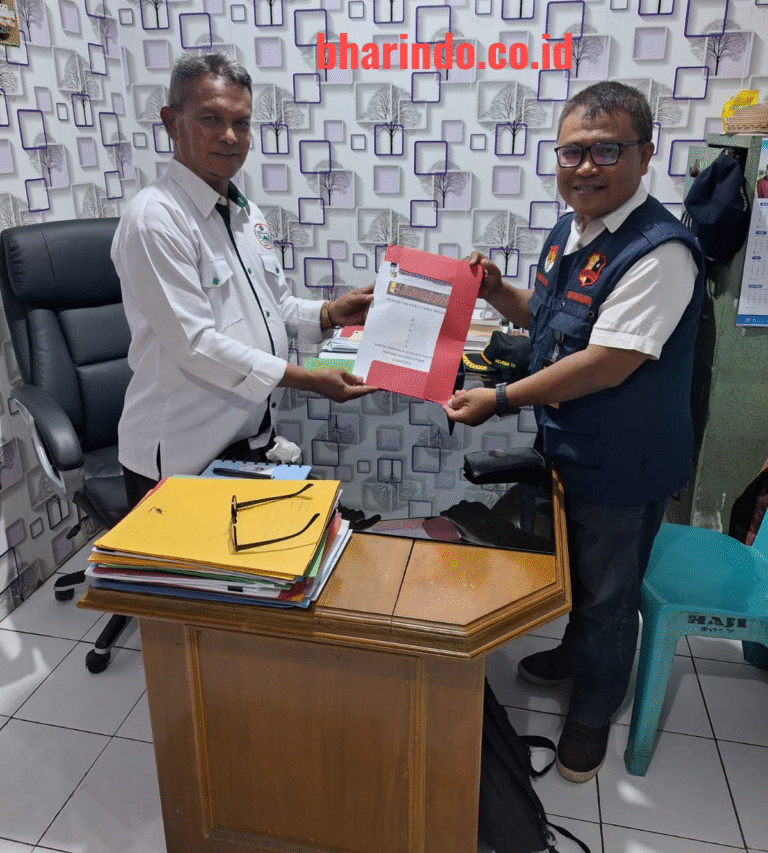 Kaperwil Sulut (Ibrahim Nurhamidin rompi biru) menyerahkan dokumen Kontrak Media