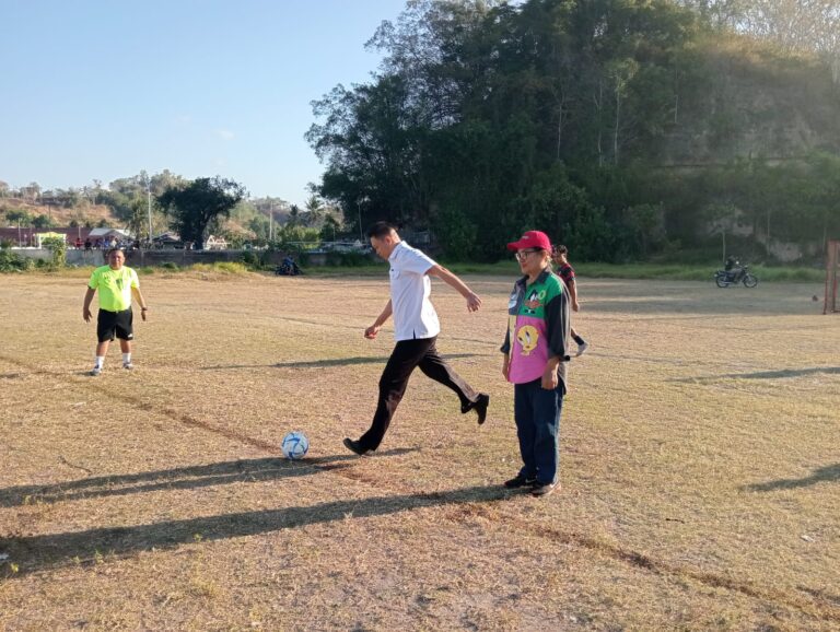 Tendangan Pertama Buka Giat Lomba Sepakbola Antar Jaga di Desa Kema II oleh Camat Kema, Bpk. Maykel M. Parengkuan, S.STP., M.A.P.