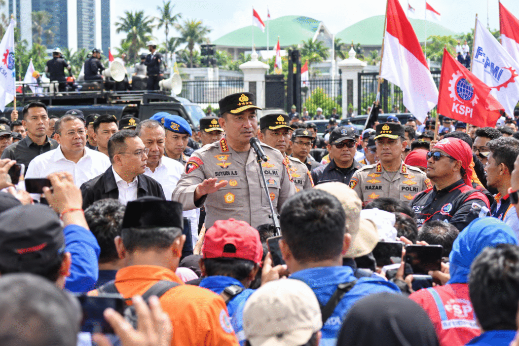 Kapolri Menyapa Massa di Depan Gedung DPR