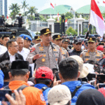 Kapolri Menyapa Massa di Depan Gedung DPR