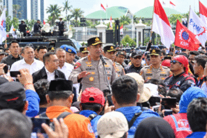 Kapolri Menyapa Massa di Depan Gedung DPR